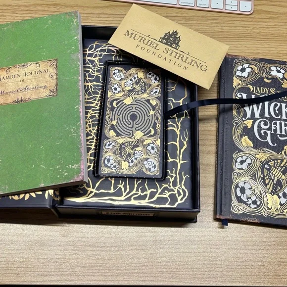 Wicked Garden Oracle Deck - Picture 3 of 3